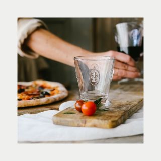 ✨ A co to letos zkusit jinak? ✨ Luxusní francouzské sklo Fleur de Lys od La Rochère vnese na sváteční stůl lehkost a...