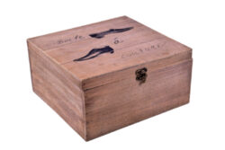 Dřevěná krabice s motivem pánských bot - Popis se připravuje - možno na dotaz