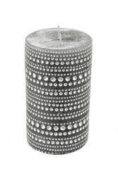 Svíčka šedá s krajkovým vzorem, St - Šedá svíčka s krajkovým vzorem s rozměry 6,5x10,5cm