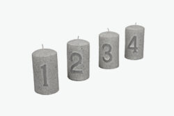 Svíčka adventní 4, šedá, V - Adventní svíčka s číslem 4 a rozměry 6x10cm