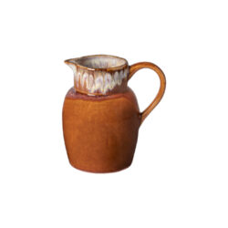 Džbán 1L, POTERIE, hnědá|Caramel-latte - Casafina je portugalsk znaka dekorac zjemn kameniny a ze skla. Nabzme dbny, karafy, lhve rznch design, kter ozdob v stl i domov. Objednejte si jet dnes!