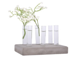 Zkumavka na květinu, V - 6 ks skleněných zkumavek/váziček na květiny v betonové základně. Rozměr v cm (ŠxHxV): 15,3x10,2x11,9. Obsah: 6x 0,015 L. Materiál: beton, sklo.