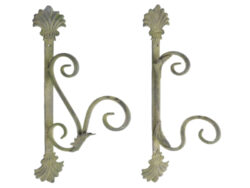Háček na konzolce -kov, zelená patina, 2T - Kovová nástěnná konzolka s háčky, vhodná pro zavěšení luceren nebo závěsných květináčů