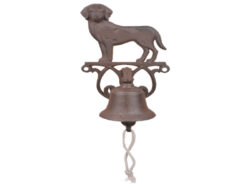 Zvonek se psem, litina - Litinový nástěnný zvonek ke dveřím. Zvonek zvoní manuálně pomocí litinové kuličky uvnitř zvonu, ovládané bavlněnou šňůrkou. S ozdobnými ornamenty a dekorací pejska. Rozměr v cm (ŠxHxV): 14,3x13,2x24,9. Obsah: neuvádí se. Materiál: litina, bavlněná šňůrka.