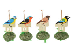 Krmítko pro ptáky závěsné koule se semínky slunečnice, 4T - Set 4 ks závěsných plastových krmítek pro ptáky s dekorací detailu ptáčka na jutovém provázku se síťkou naplněnou černými semínky slunečnice.  Ve 4 různých typech barevného provedení ptáčků. Rozměr v cm (ŠxHxV): 9x5,2x19,5. Obsah: neuvádí se. Materiál: slunečnicová semínka, PP.