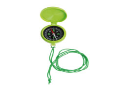 Dětský kompas - Plastový kompas. Vhodný pro děti. S krytkou a nylonovým provázkem v délce cca 39 cm, pro zavěšení za krk. V barevném provedení jarní zelené s červenou indikací ukazatele uvnitř kompasu. S certifikátem CE. Rozměr v cm (ŠxHxV): 4,7x1,7x5,7. Obsah: neuvádí se. Materiál: ABS, nylon, magnet.