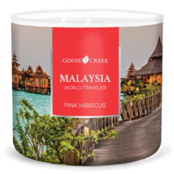 Svíčka WORLD TRAVELER 0,41 KG MALAYSIA - PINK HIBISCUS, aromatická v dóze - Aromatická svíčka ve skle opatřena třemi knoty, víčkem, s délkou hoření víc jak 35 hodin. Procestujte svět s kolekcí World traveler!